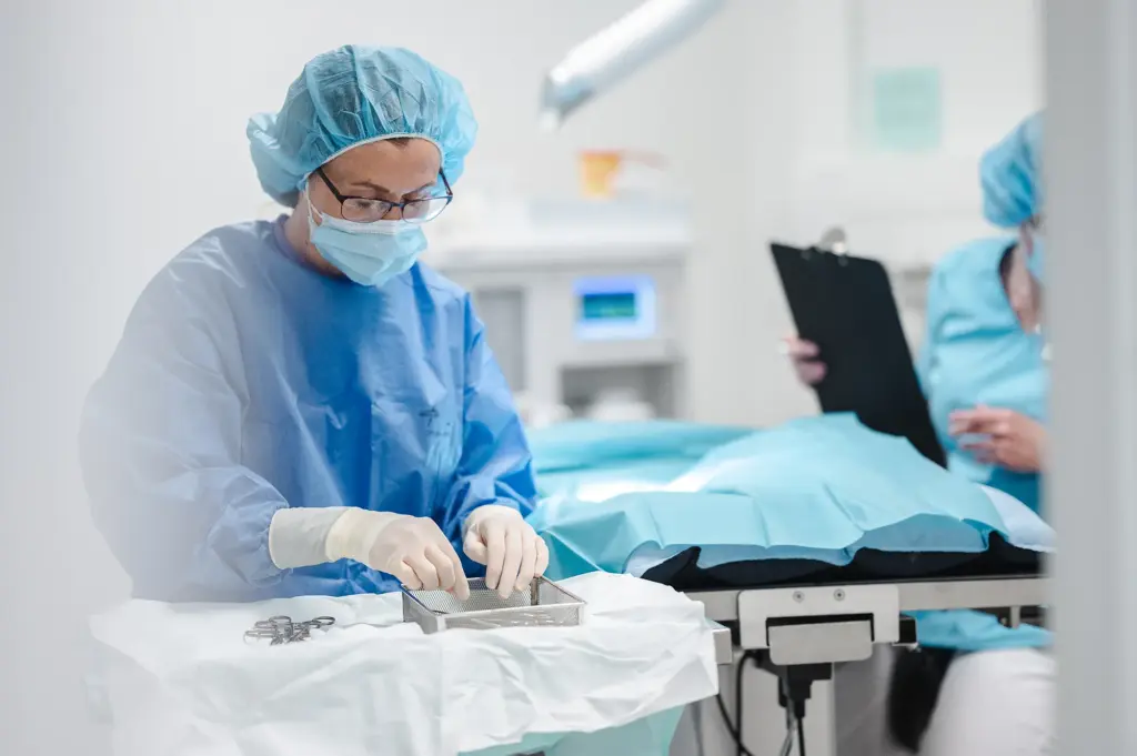 Sussanna, legitimerad veterinär på Hammarö Smådjursklinik förbereder sig inför operation.